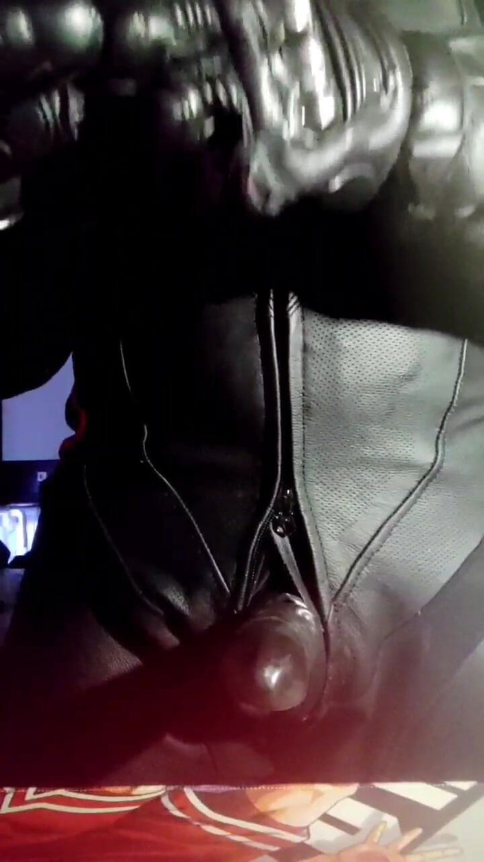 MR GK: Dainese Suit ve Pp ile Gasmask S10 ile mastürbasyon