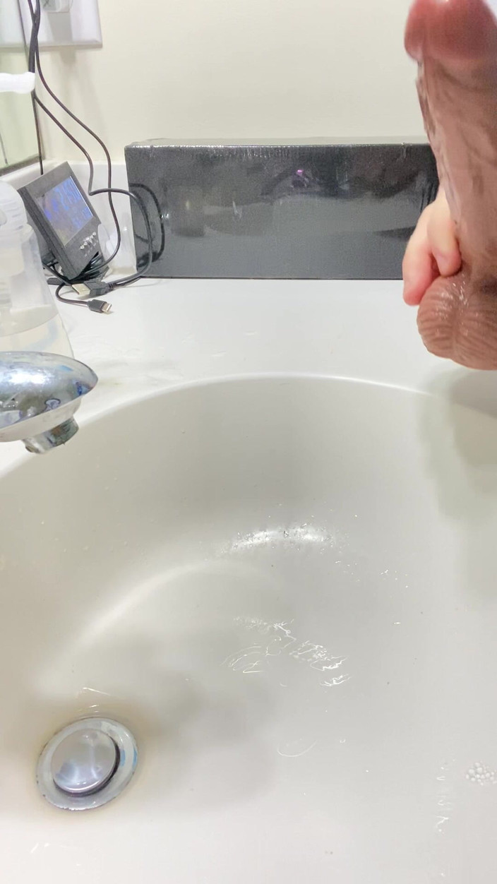 MadisonCD2025: Transvesthemd Putzt Von Dildo, Mit Dem Sie Gerade Gefickt Wurde,...