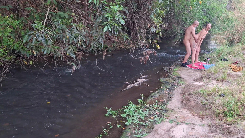 Gabi SweetCouplesStories: O întâlnire între străini la Creek se termină cu sex neașteptat