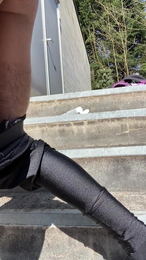 Luca-twink: Sissy joue dehors avec un vibromasseur jusqu’à l’éjaculation