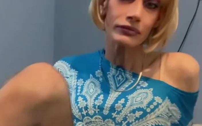 Lisa Luvly: Hot Short Haired Blonde
