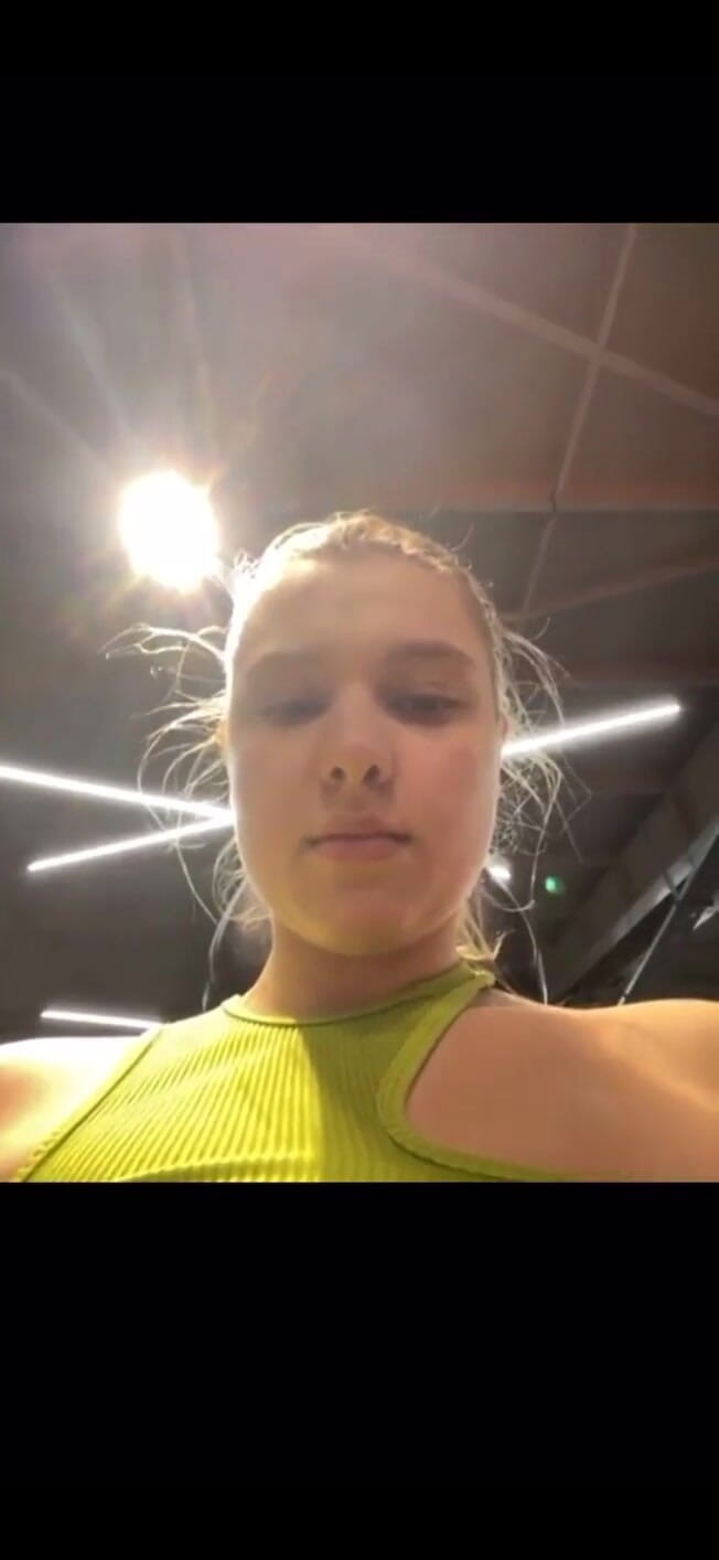 JuiceLussie: Entraînement et masturbation dans la salle de sport