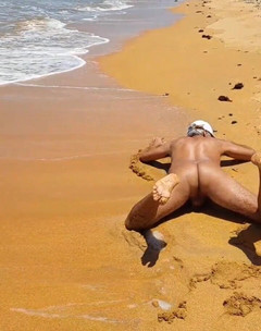 Ladysilvas: Ladysilva femboy pekada pamer pantat kecokelatan di pantai dengan garis...