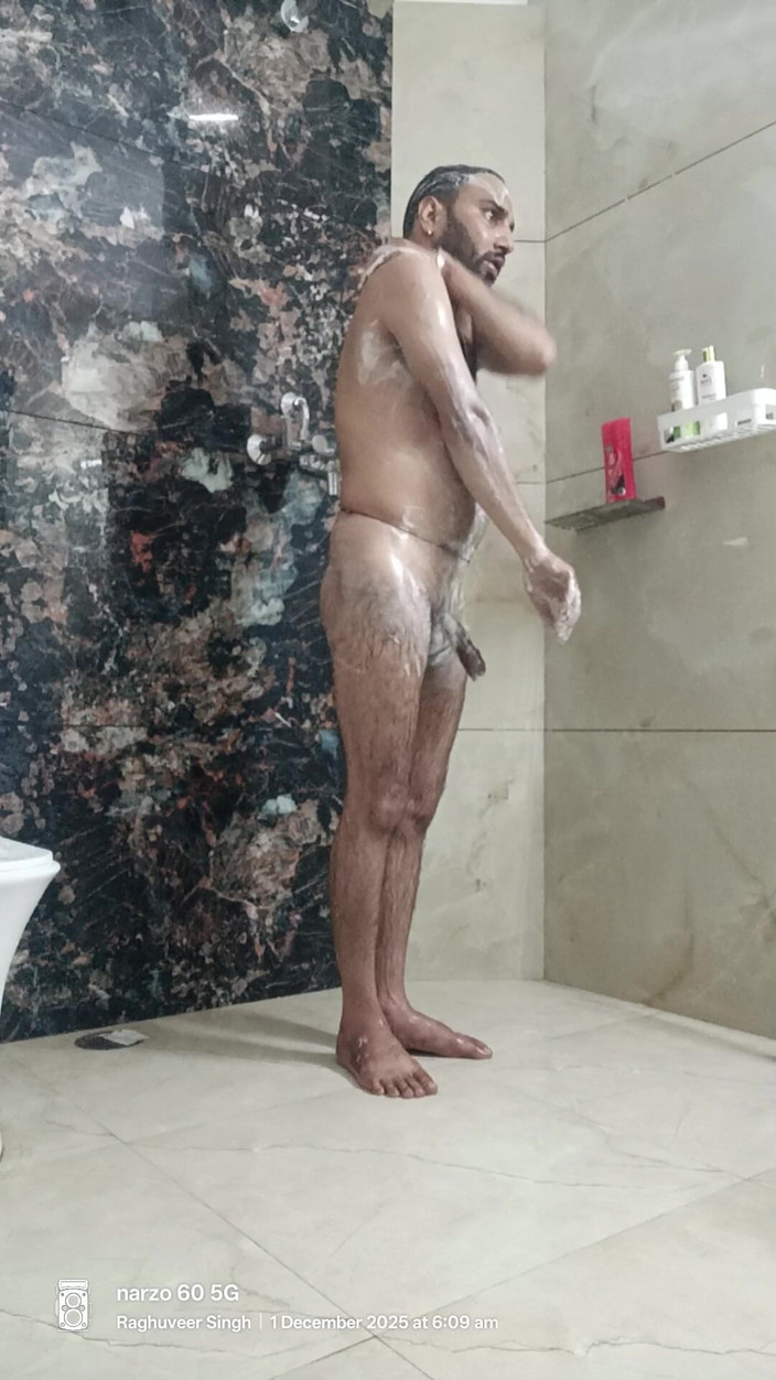 Rajasthani-old-lover: Indický policista nevlastní otec se osprchuje