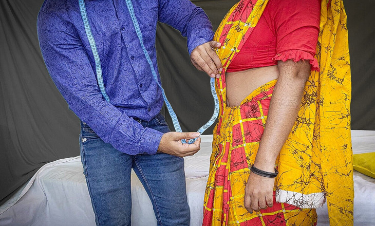 Riya Bonguus: Desi Bhabhi Riyaは、彼が誤って彼女の猫に触れた後、ドレステーラーに犯されました