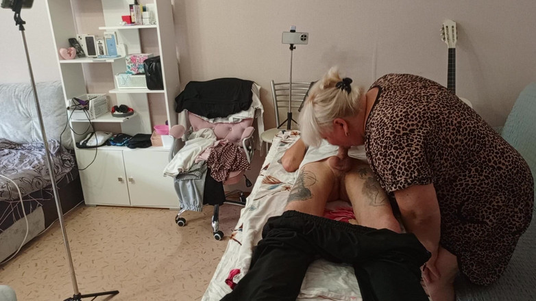 Zona901: Мачуха смокче і дрочить мій член на масажний стіл і ковтає сперму