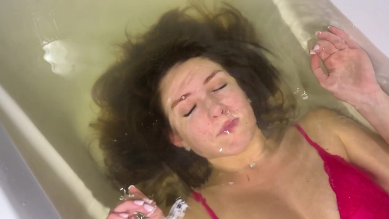 Hottie goddess: Mojando belleza con sirenas en lucha silenciosa