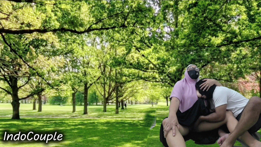 Sex Recording of an Indonesian Couple Enjoying Sucking the Dick of a Hijab-wearing Partner in a Park (Indo couple)