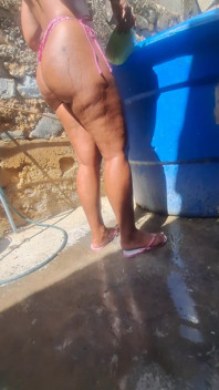 Sekarang ayah tiri menghabiskan masa menonton saya mandi