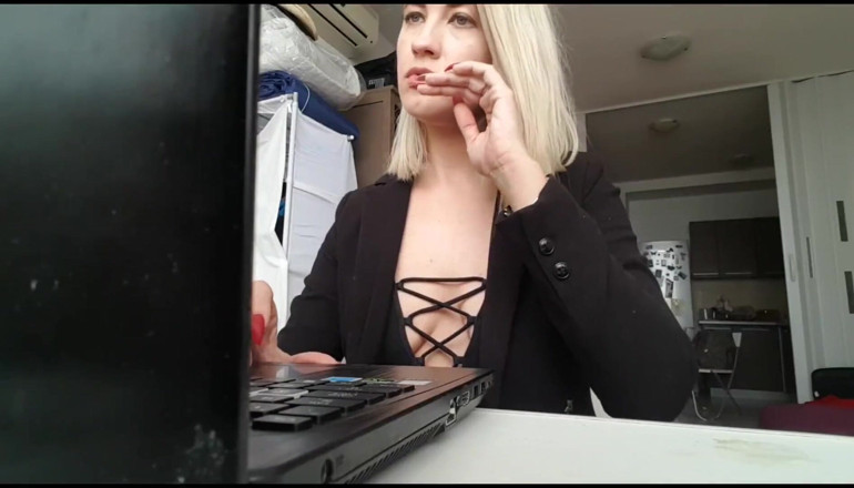 Erotic Tanya: Secretary farting in high heels