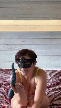 Seksi titreşen dildoyla oynuyor