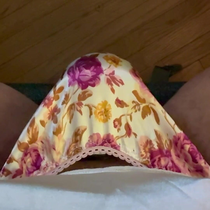 Thongsnpanties: Joc cu umflătură cu tanga din satin Rose Sissy