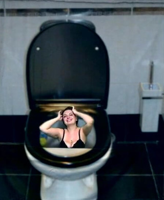 Sexy Milf: Kate se lava hasta el baño mientras baila parte de...