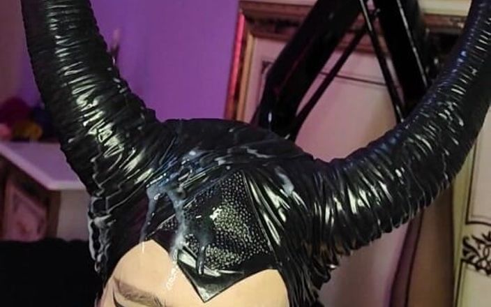 Princess18_: Succubus büyük yarağı tamamen görmezden geliyor