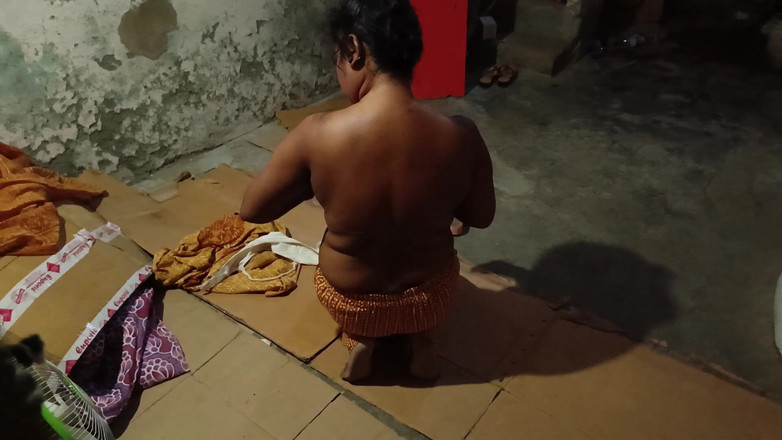 Nirman: Bhabhi s velkým zadkem se převléká a boy watchig