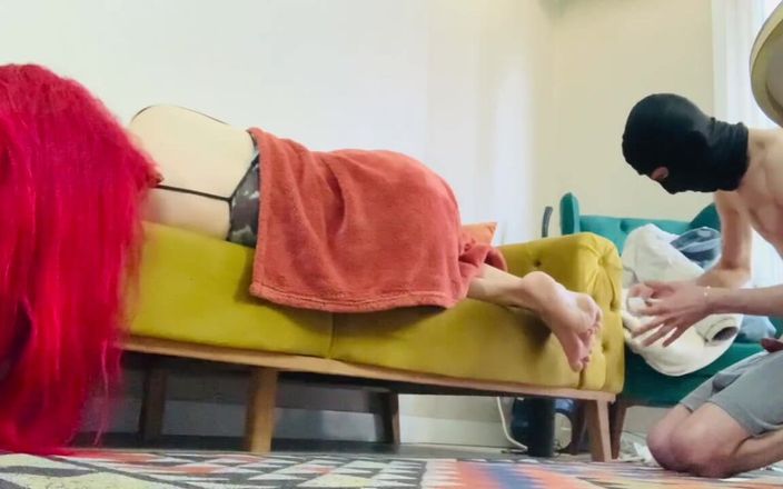 Mistressrola: Stiefzoesje komt klaar op mijn voeten
