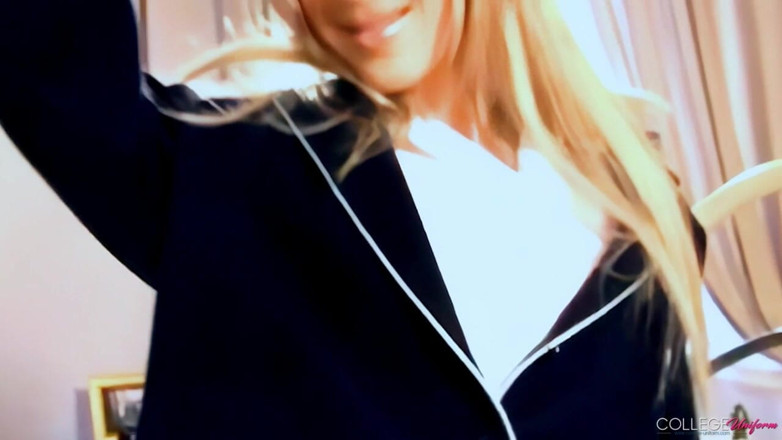 College Uniform: Trên giường với Julia với Julia Crown