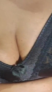 Vidéo de belle-sœur excitée dans sa chambre secrète