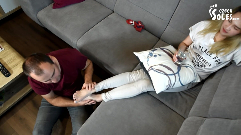 Czech Soles - foot fetish content: Asyalı pizzacı kız seksi ayaklarına tapıyor