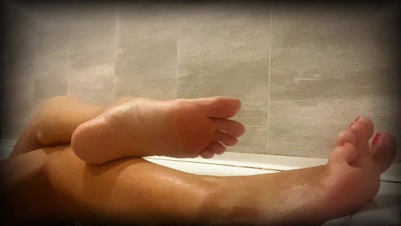 Mary Di: Mírame afeitarme las piernas en la bañera - edición milf