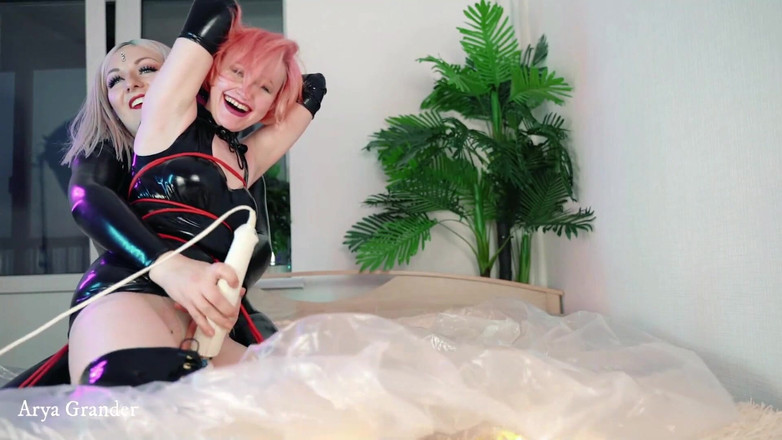Arya Grander: Очень смешное положительное доминирование, лесбийский секс! Тебе нужно посмотреть!
