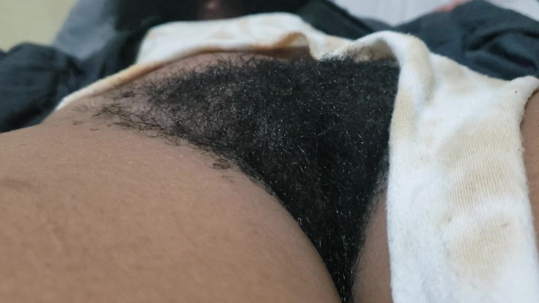 Lovemina: Estrella Peluda Muestra Su Coño Natural En Una Presencia Sensual...