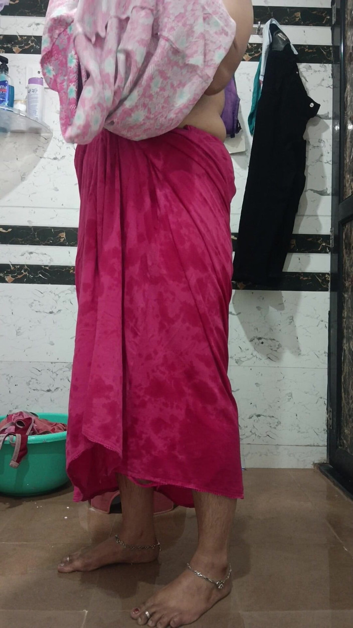 Priya hot 77: Priya Bhabi Sexy Bath Show