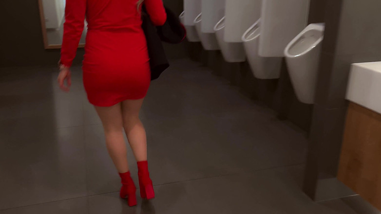 DedeDeville: Sexo Muy Arriesgado Con Mi Madrastra Caliente En El Baño...