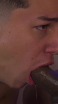 Nevlastní otec saje malou sissy děvku a deepthroats velký černý pták