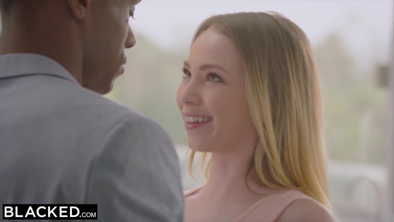 Blacked: BLACKED - 世界最大のBBCを持つ小柄なブロンド