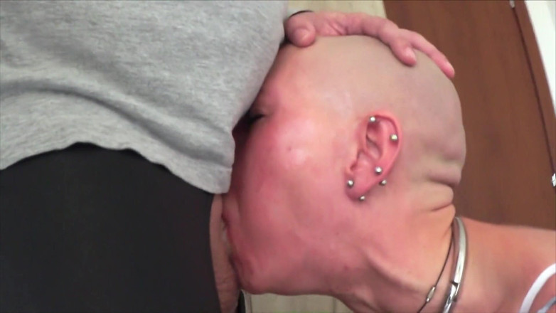 Slutwife Club: Покірна повія Віля опускається на коліна для швидкого неохайного мінета від першої особи та отримує сперму в очі