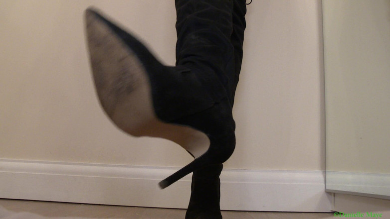 Danielle Maye: Suede Boot वर्चस्व