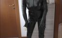 Mature cunt: Catsuit, lange handschuhe und stiefel posieren