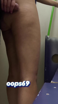 我的妻子在火车上给陌生人打手枪 - 在屁股上磨蹭鸡巴