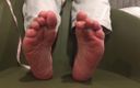 Manly foot: Manlyfoot - 녹색 의자 - 출장 호텔 방에 전시된 호주 남자 크기 11 1/2 피트