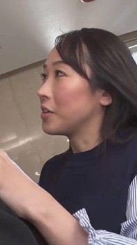 Mina Sakura Seductive Pussy Flash From the Sexy Neighbor Wife
