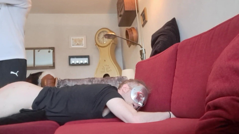 Oznob Oznofla: L'ragazzo amatoriale viene frustato sulle mani, piedi e culo