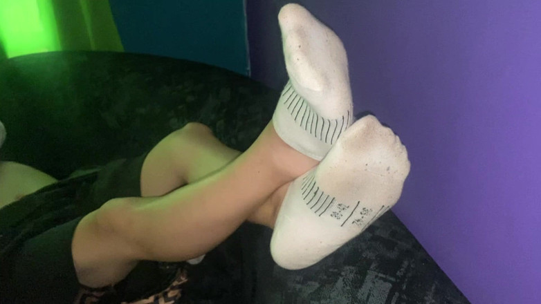 Mr Feet Colombia: Ты ниже меня, где тебе место, у моих ног.