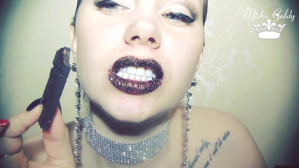 Goddess Misha Goldy: Lábios brilhantes marrons e comendo chocolate sexy