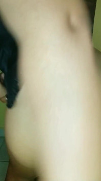 ยัดควยหนาๆ เข้าไปในรูแล้วทำให้เปียกชุ่ม