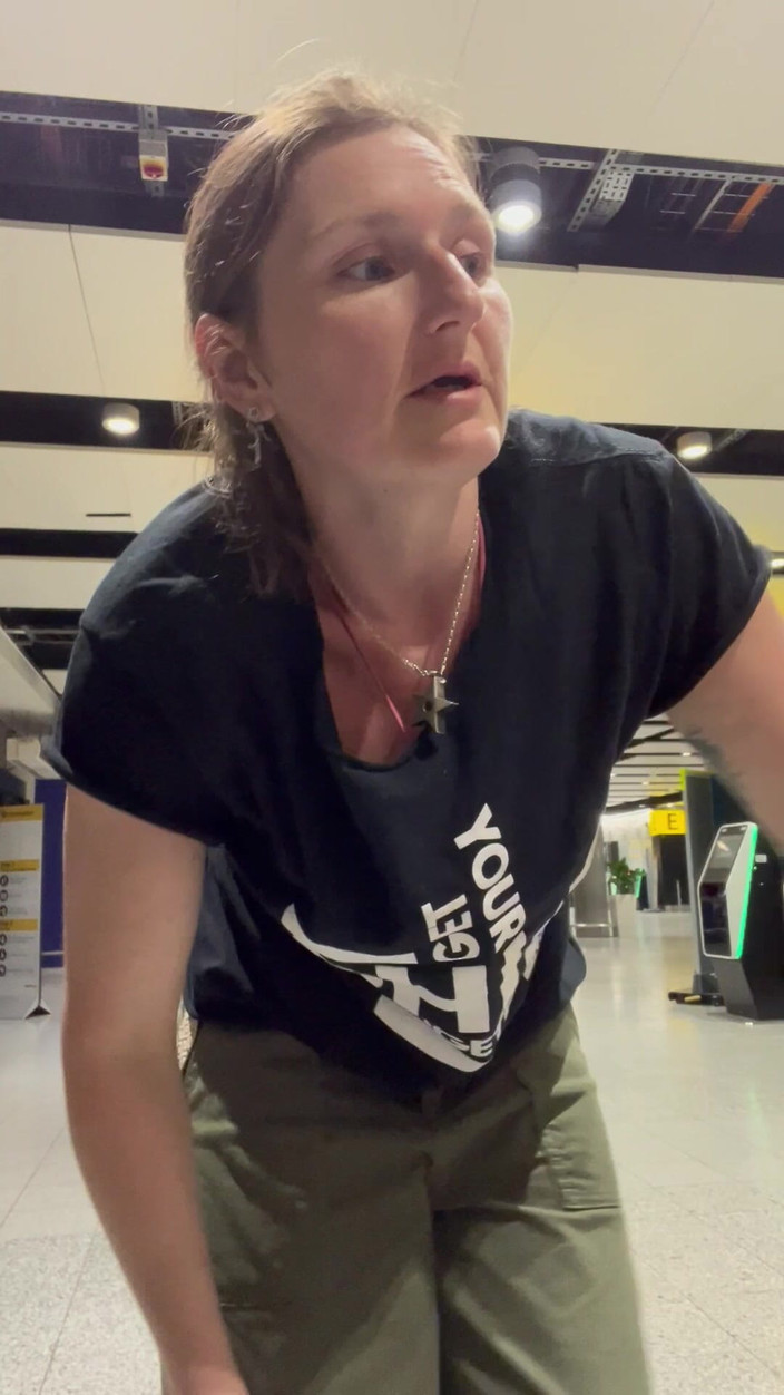 MistressWriggler: Kala Bröst På Flygplatsen