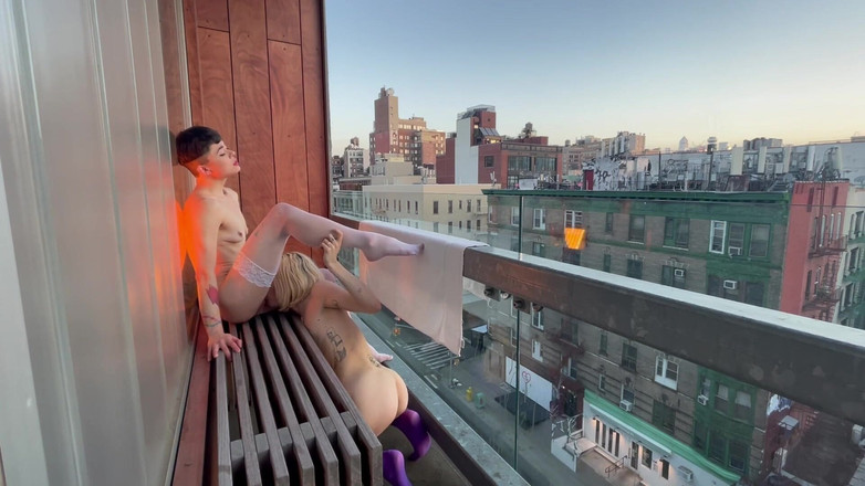 Magenta Lexx: 高潮阳台上的疯狂公共高潮