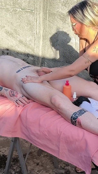 Nacktmassage im Freien mit heißer Blondine