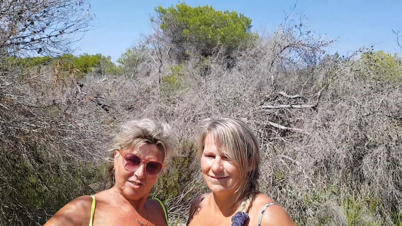 SweetSusi: Лесбійки, що плутаються на дюнах