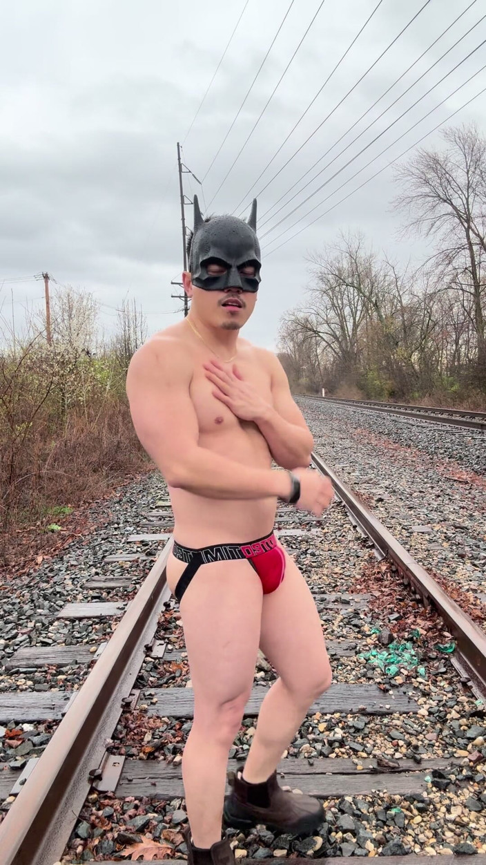 Barenakedmuscles: 雨に濡れたアジアの筋肉神様がジョックストラップ姿で胸筋を跳ねさせ、Vテーパーを見せ、線路の上で大量の精液を食べる