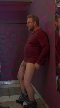 Nakopaný do koulí, protože byl na dámské toaletě