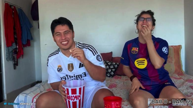 NamiQsein: Mirando El Partido De Futbol Y Ella Pierde Apuesta