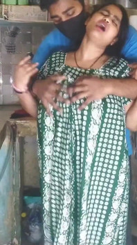 Desi Bhabhi Duże dekolt dokuczać w kuchni gorące indyjskie wiejskie dziewczyny narażone