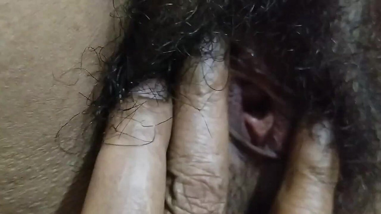 Anar Kali: Une chatte poilue aux seins sexy se fait sucer et...