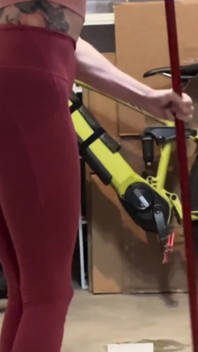 2 ragazze in forma non riescono a controllare le loro emozioni quando il grosso cazzo è così duro
